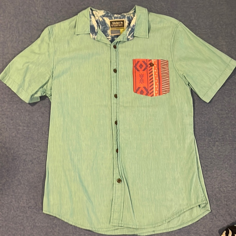 Modern amusement pocket tee